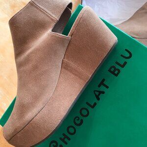 Chocolat Blu Taupe Suede Wedge shoes size 9